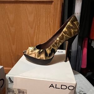 Multicolored peep toe heel